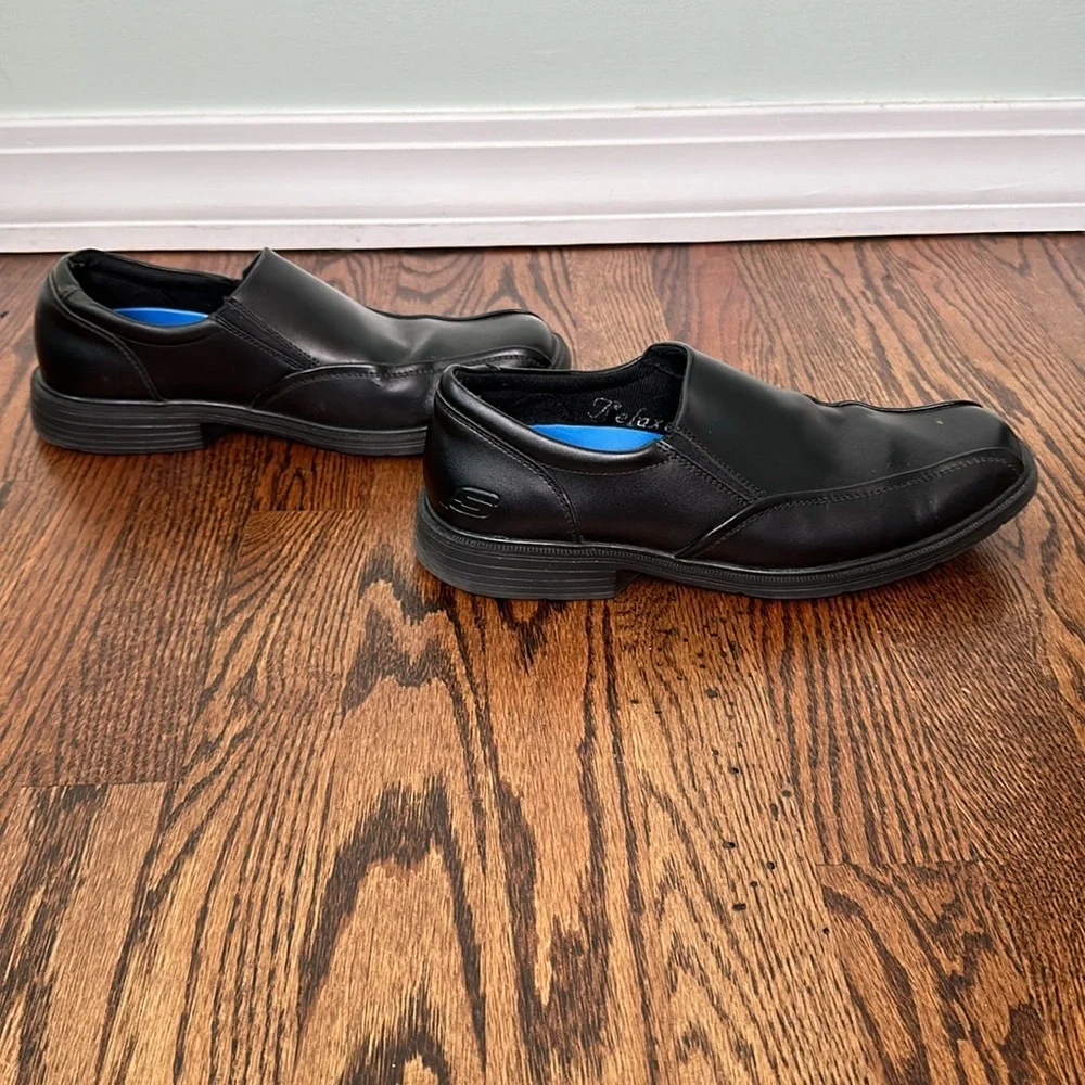 Men’s sketchers memory foam relaxed fit size  7.5 work loafers.  Slip resistant